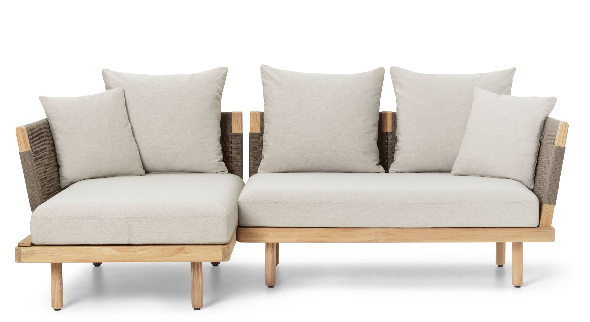 E541 Embrace Sofa Modul Outdoor von Carl Hansen & Søn mit hellen Kissen und Holzrahmen.