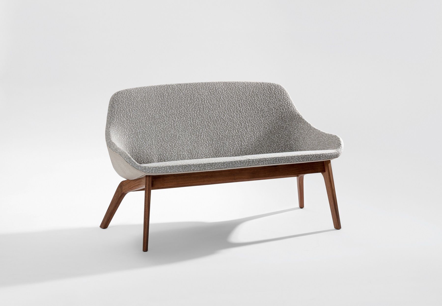 Morph Duo Lounge Sofa: Graues Stoffsofa mit Holzbeinen auf weißem Hintergrund. Moderne Sitzmöbel für Wohnzimmer.