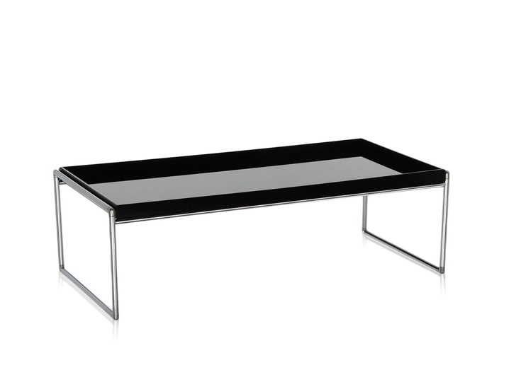 Schwarzer Trays Beistelltisch mit rechteckiger Tischplatte und verchromtem Metallgestell vor weißem Hintergrund.
