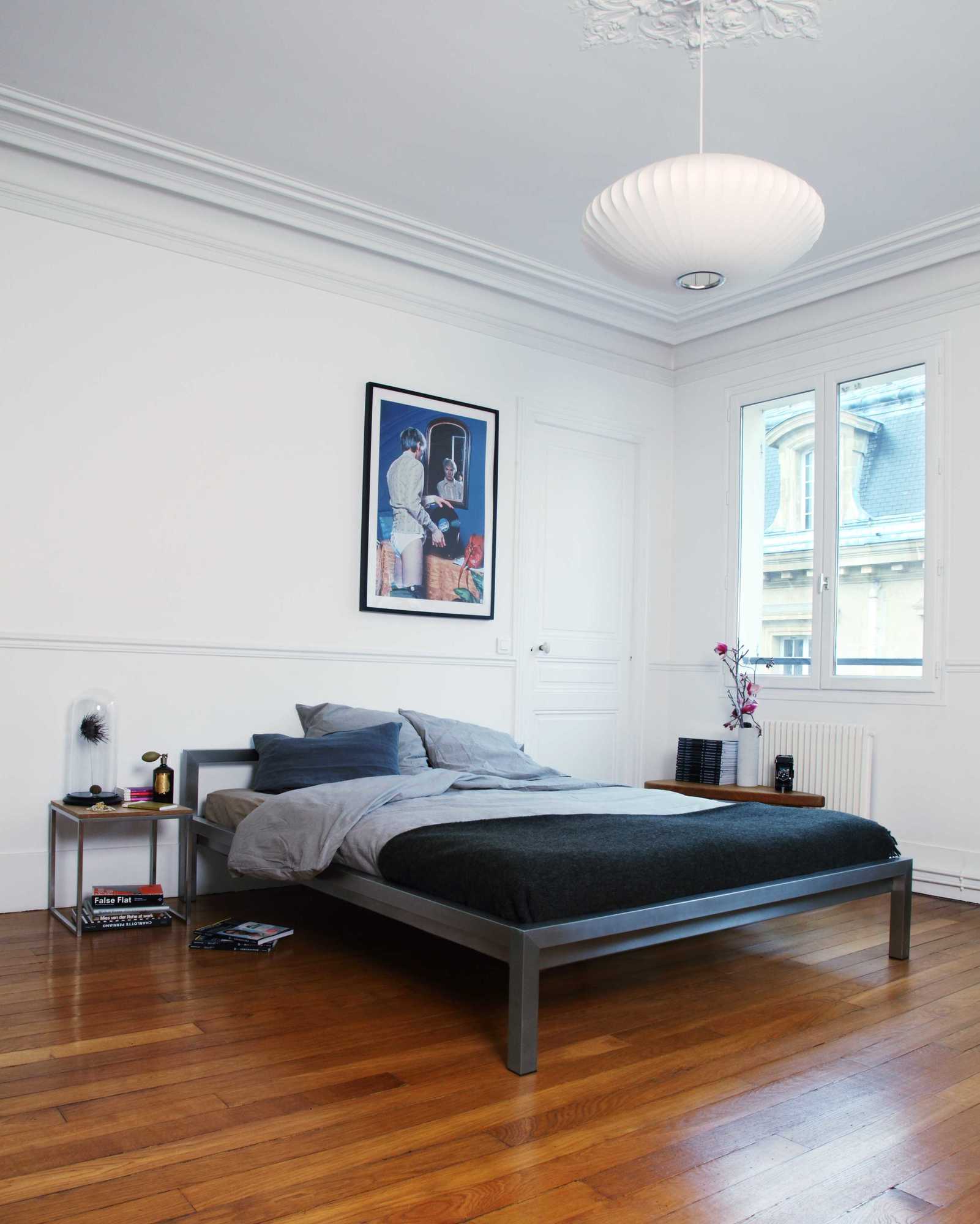 Hans Hansen Pure Bett aus Edelstahl, 140x200 cm, in hellem Schlafzimmer mit Holzboden.