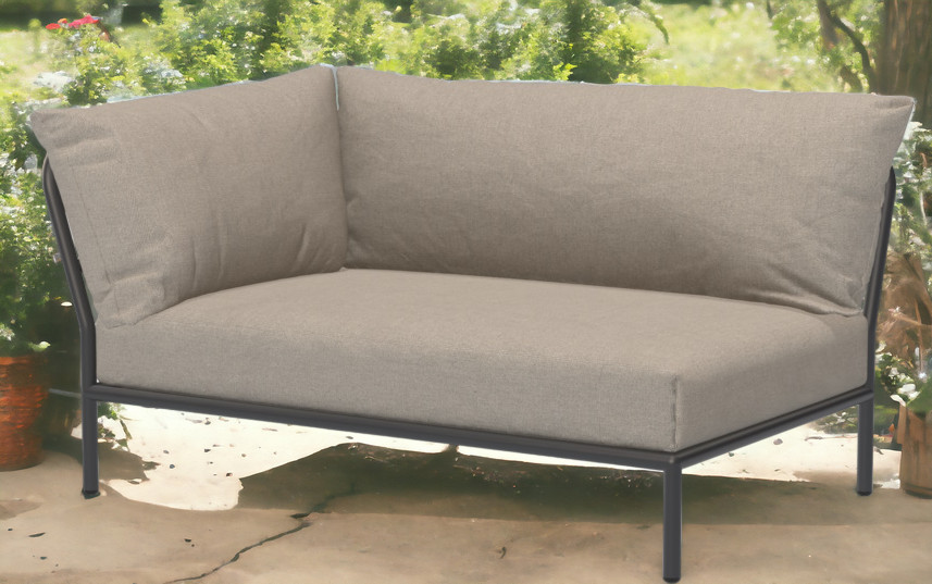 Houe Level 2 Outdoor Sofa Ecke links mit beigen Kissen und schwarzem Rahmen.