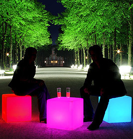 CUBE LED Hocker: Farbwechselnder, kabelloser Outdoor-Akku Hocker als Sitzgelegenheit und Beistelltisch.