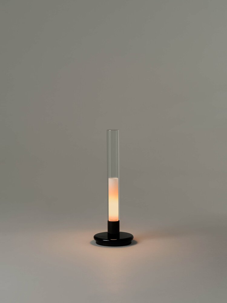 Sylvestrina Tischleuchte von Santa Cole: Moderne Akku-Tischlampe mit Glaszylinder und warmem Licht.