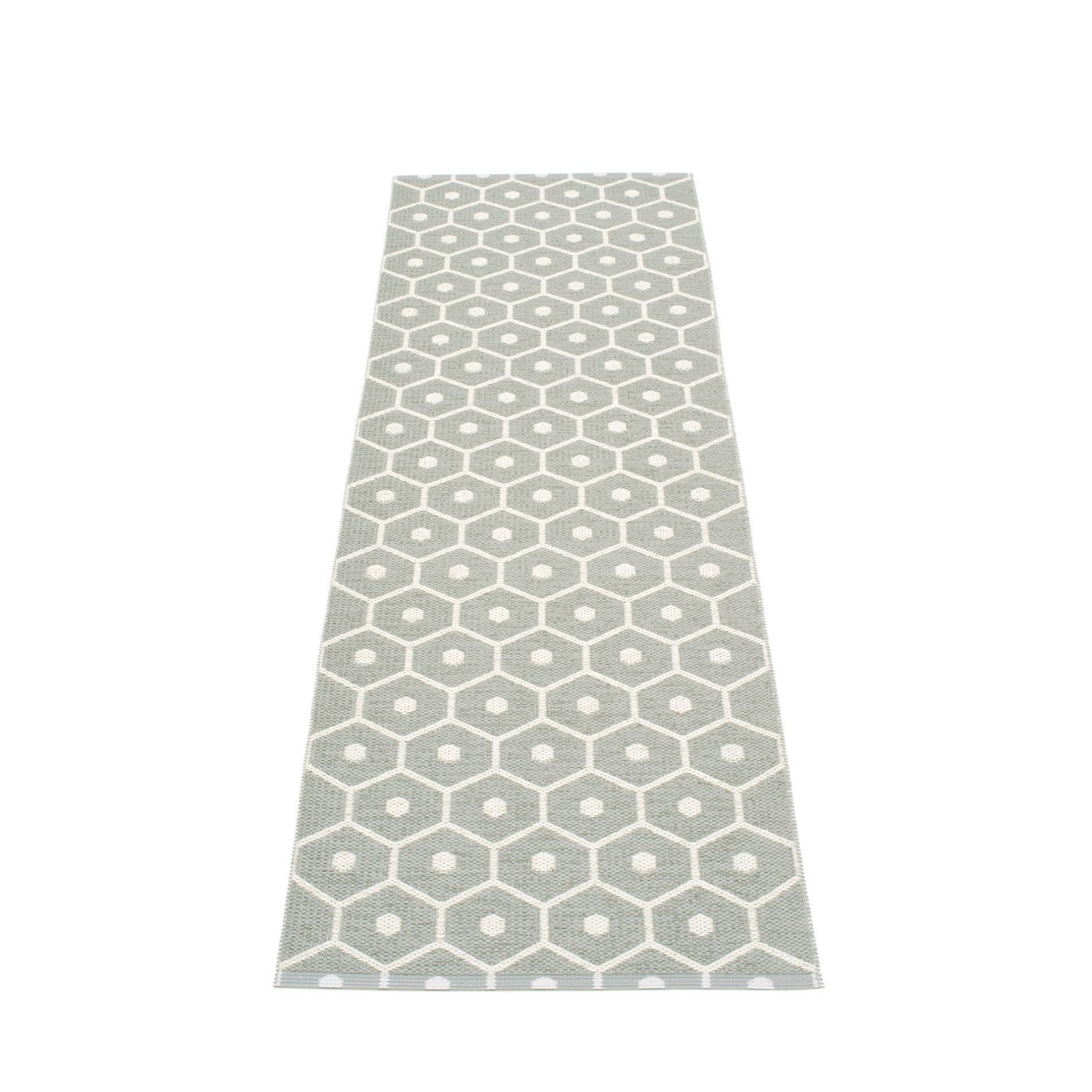 Pappelina Honey Kunststoffteppich in Warm Grau-Vanille mit geometrischem Wabenmuster, 70x225 cm. Moderner Teppich für Innenräume.