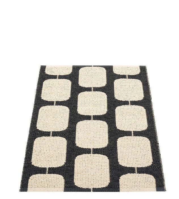 Sten Kunststoffteppich von Pappelina, 70x100 cm, in Schwarz und Creme mit grafischem Muster.