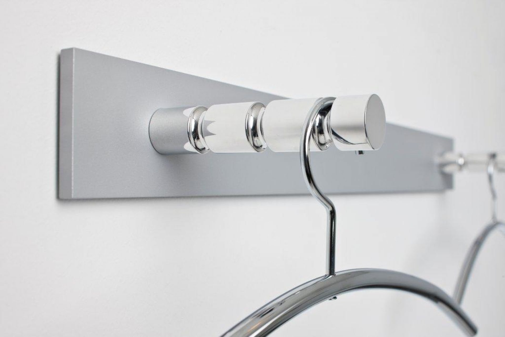 Nahaufnahme der Hangon Wandgarderobe von Cascando mit Kleiderbügeln und silberner Halterung.