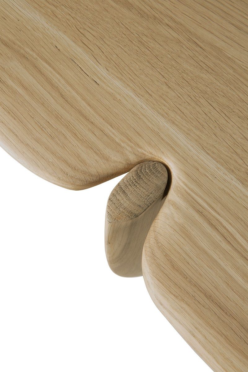 Detailaufnahme: Lackierter Eiche Couchtisch von Ethnicraft, Fokus auf die Holzverbindung.