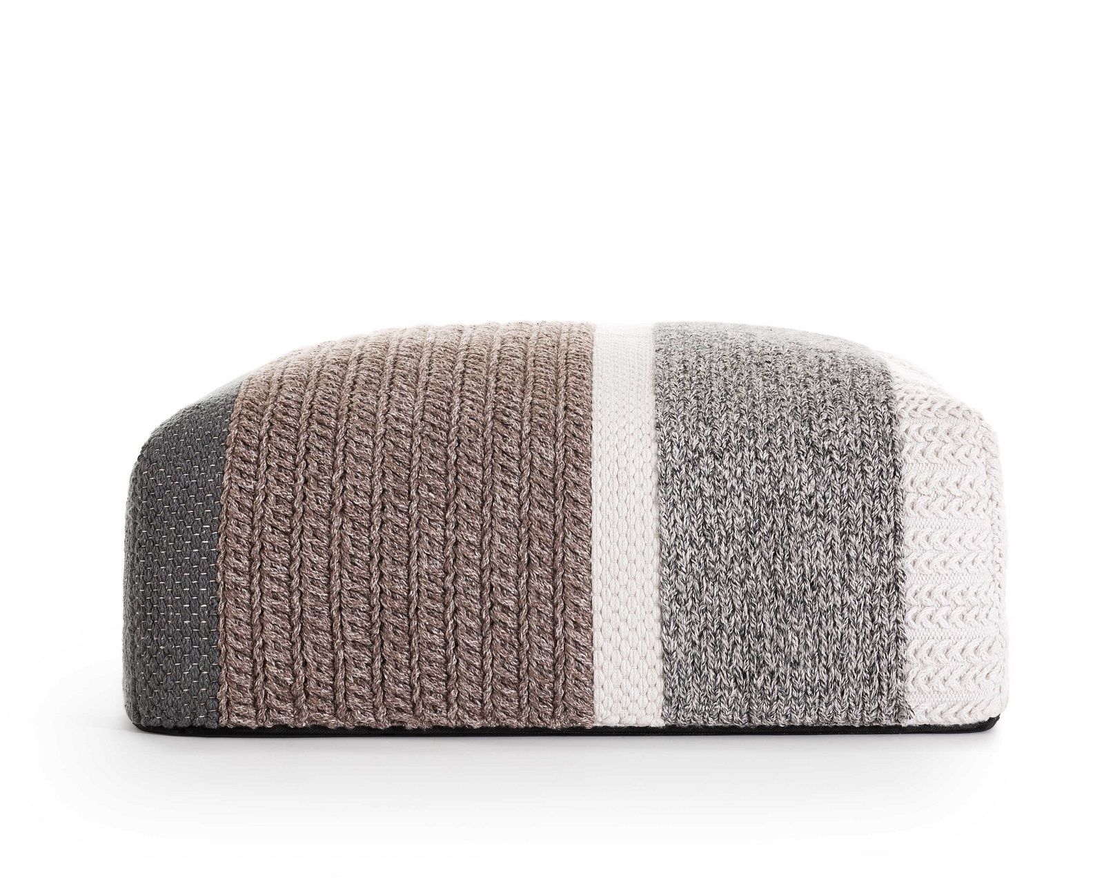 Mangas Outdoor Pouf Hocker von Gan, gestrickter Sitzhocker für den Garten oder Balkon.