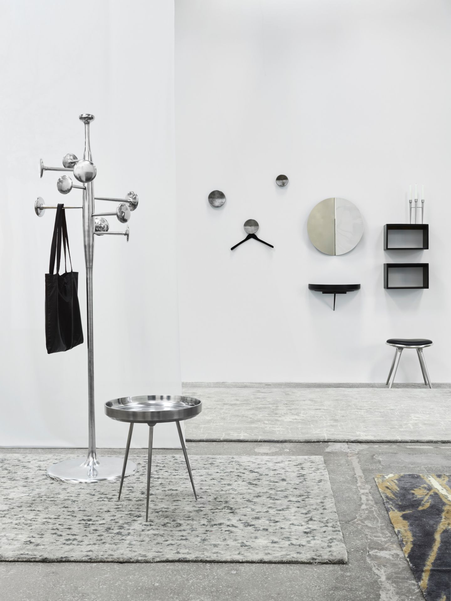 Trumpet Coat Stand Kleiderständer aus Aluminium in Schwarz mit Tasche, moderner Garderobenständer für Flur und Büro.