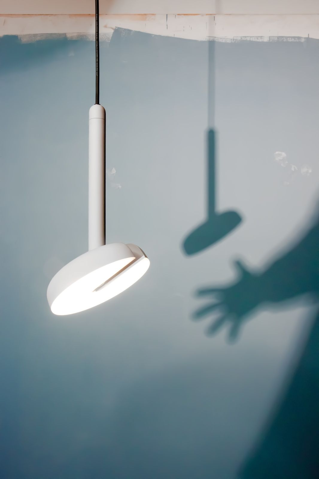 Cabriolette Pendelleuchte von Martinelli Luce, hellblau, modernes Design, Hängelampe für Wohnzimmer und Esszimmer.