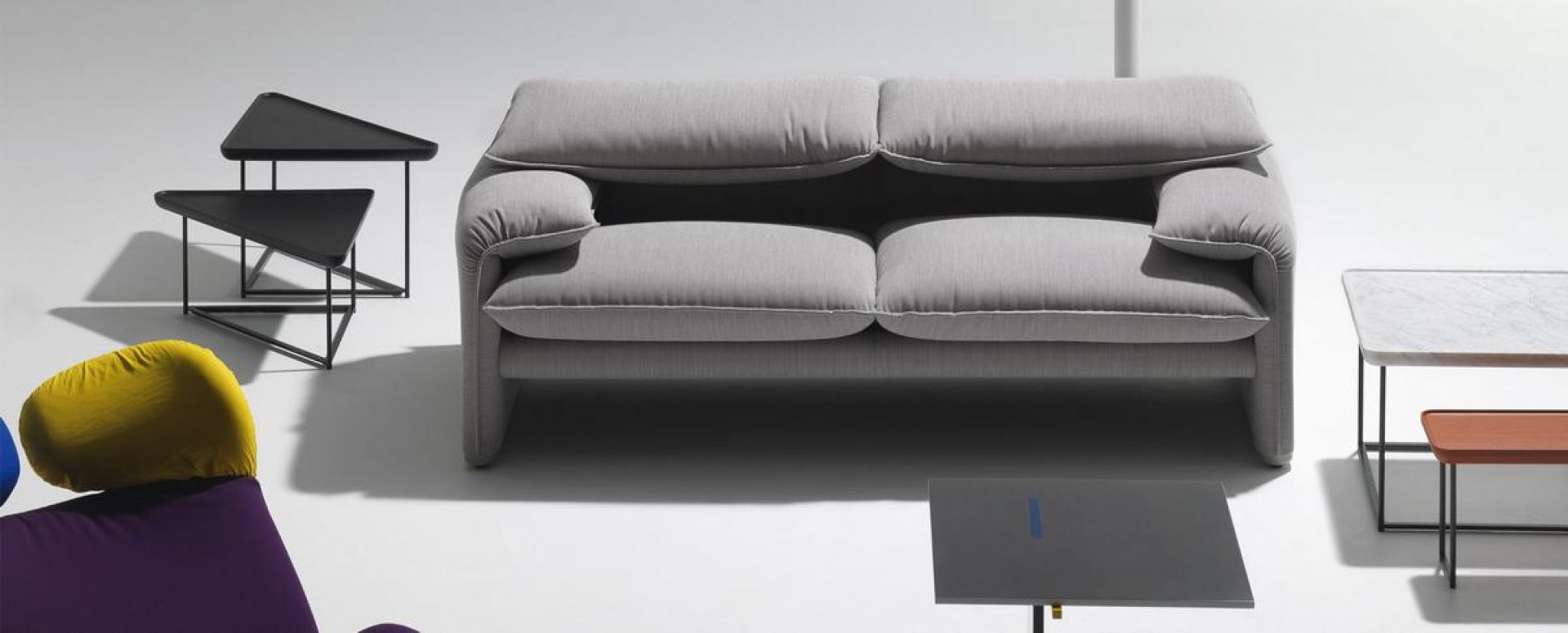 Graues 675 Maralunga Sofa Zweisitzer von Cassina, modernes Design für Wohnzimmer und stilvolles Interieur.