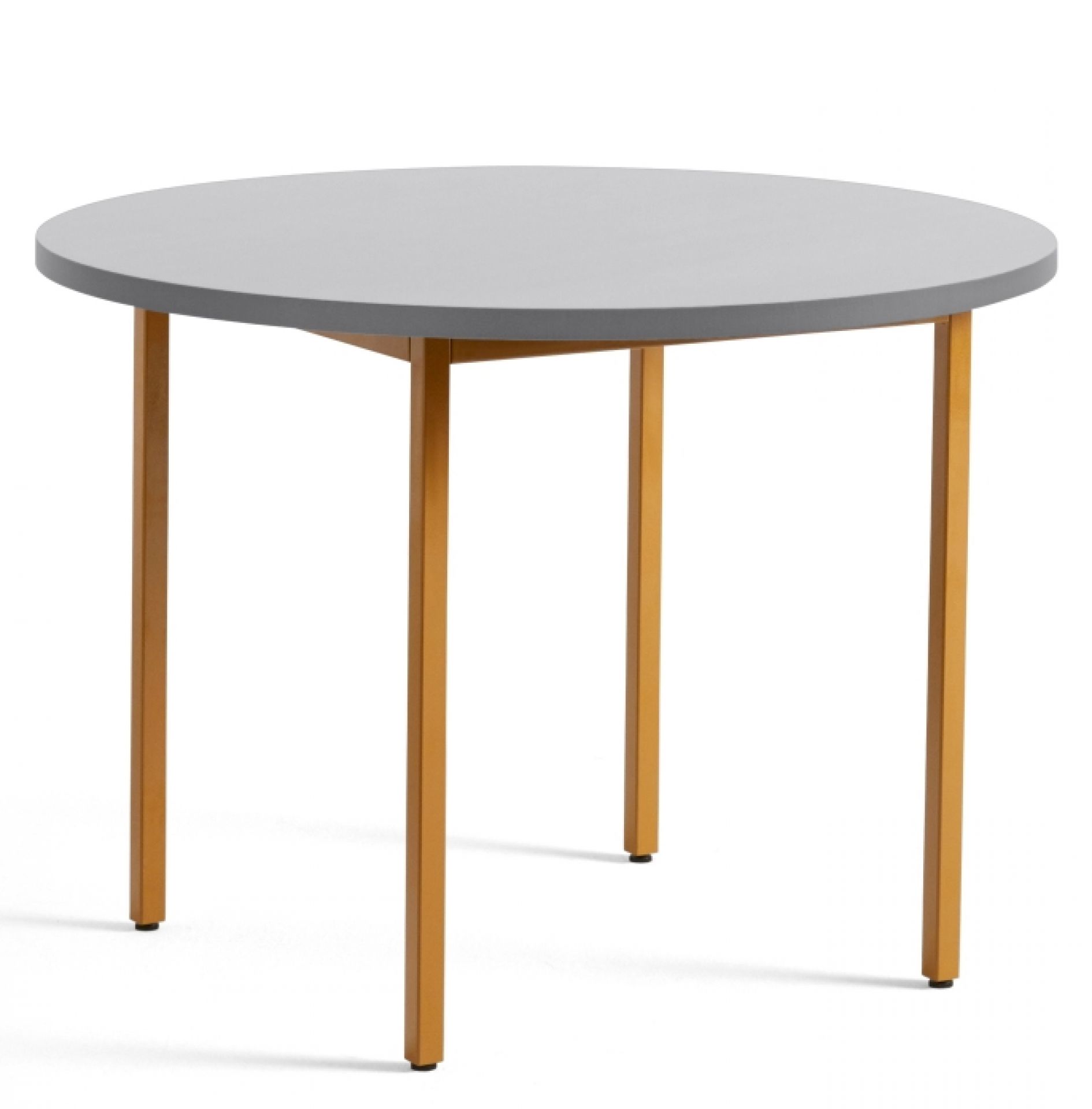 Hay Two Colour Table 105 cm: Runder Tisch mit hellgrauer Tischplatte und ockerfarbenem Gestell.