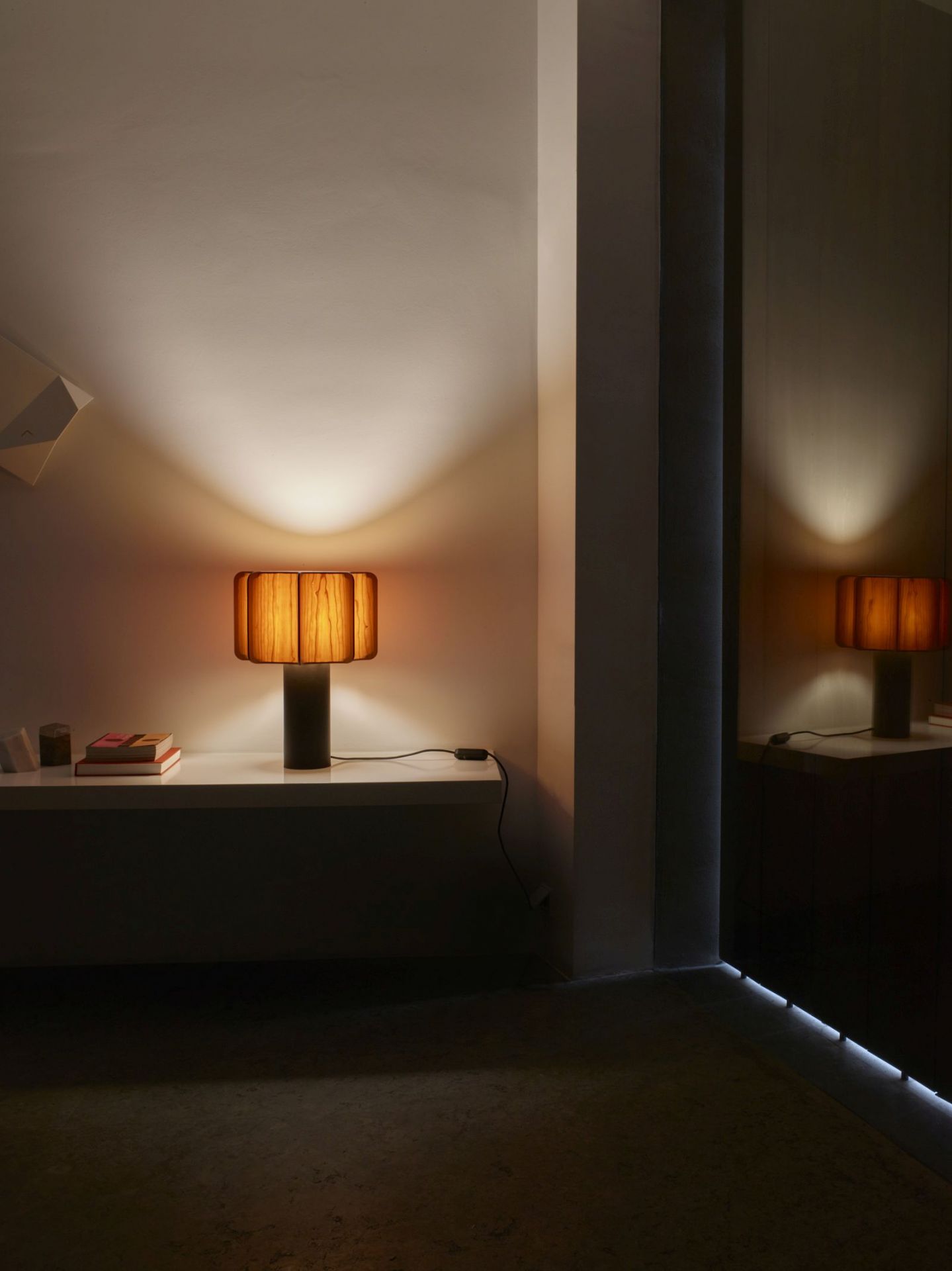 Kactos Tischleuchte von LZF Lamps mit Holzfurnier-Schirm auf einem Regal.