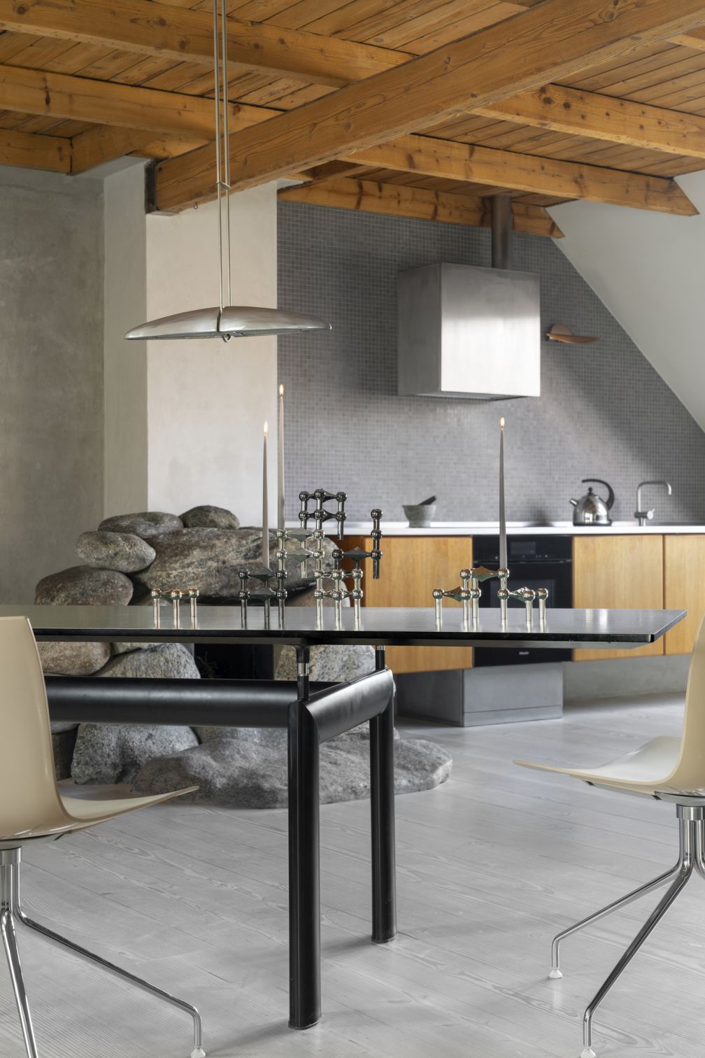 Kerzenständer 3er Set aus Chrom auf einem Esstisch in modernem Ambiente.