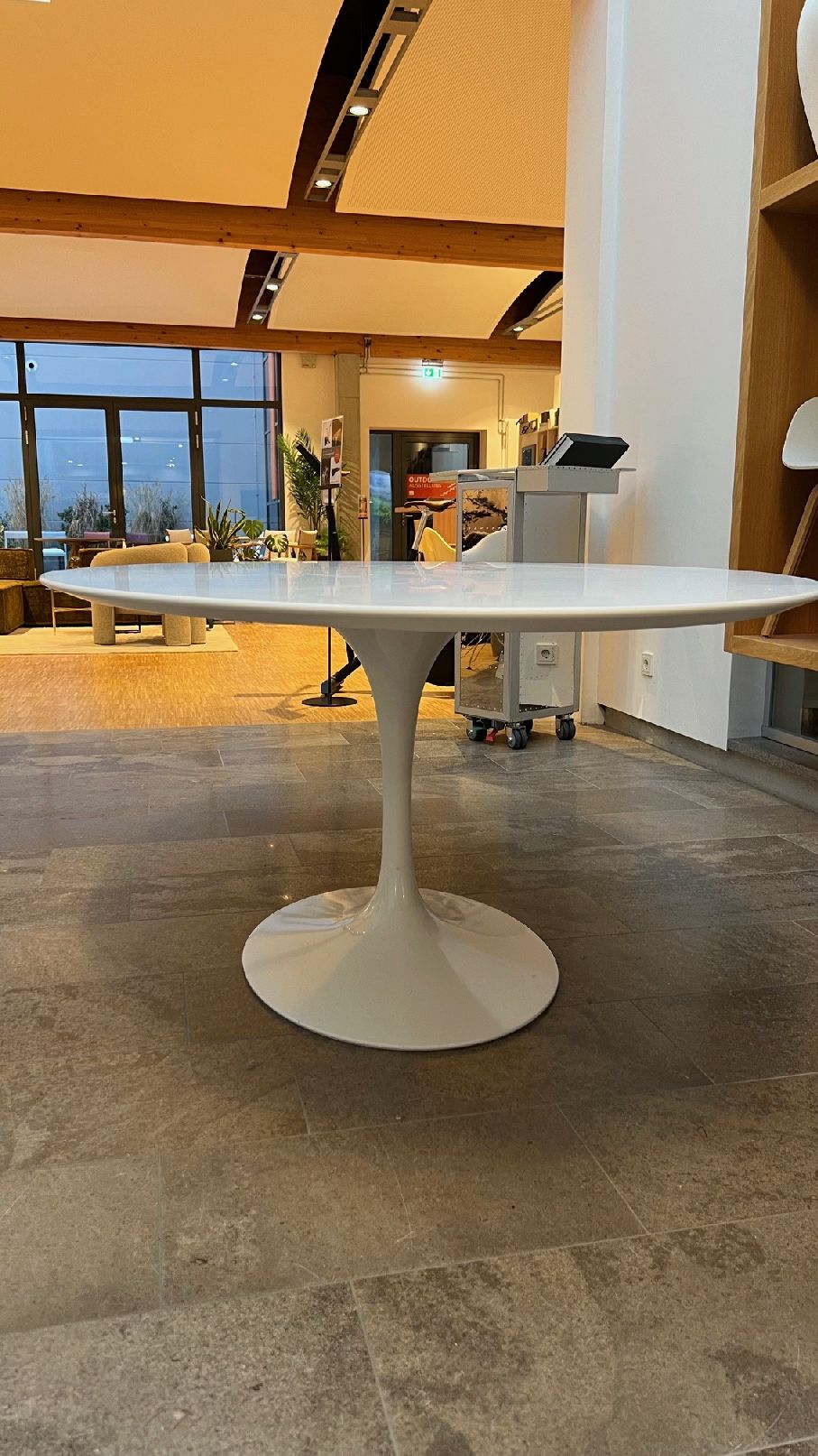 Saarinen Esstisch oval Vorzugskombination B 198 x T 121 x H 74 cm / LAMINAT WEISS Knoll International AUSSTELLUNGSSTÜCK