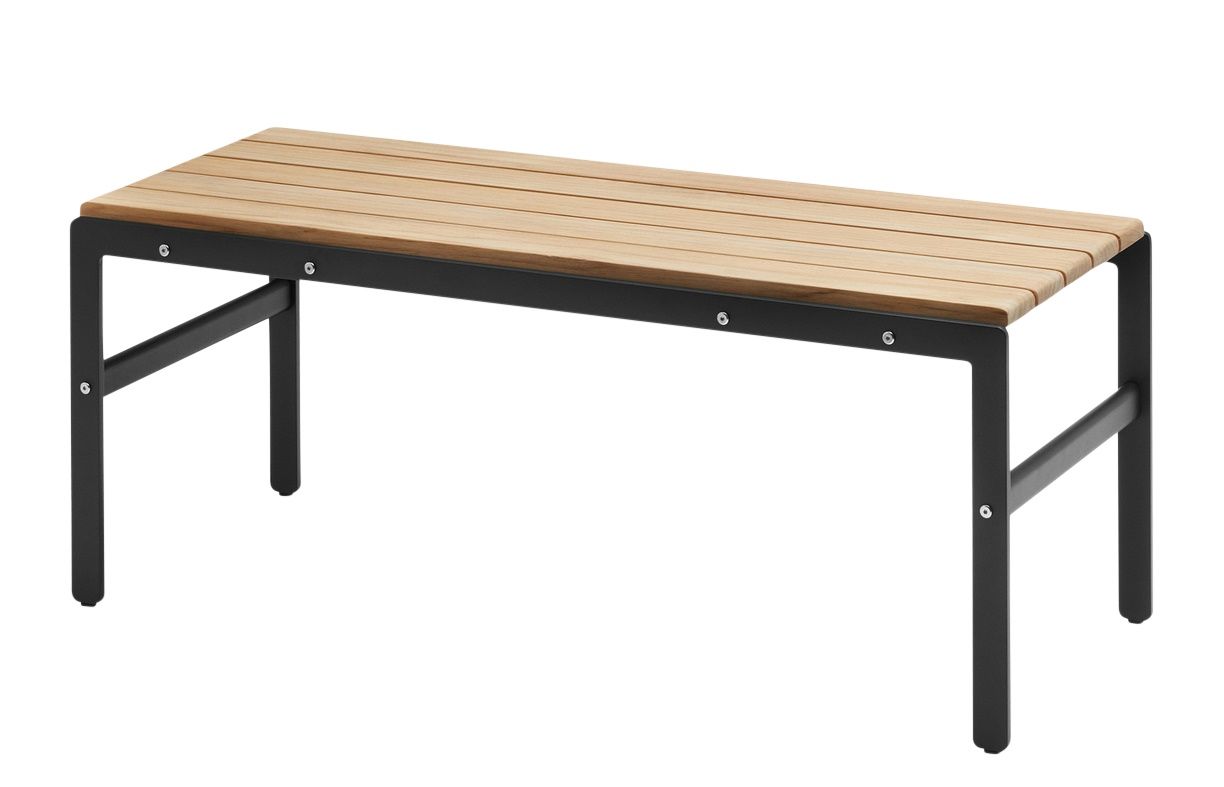 Reform Bank von Skagerak: Moderne Gartenbank aus Teakholz und schwarzem Metallgestell.
