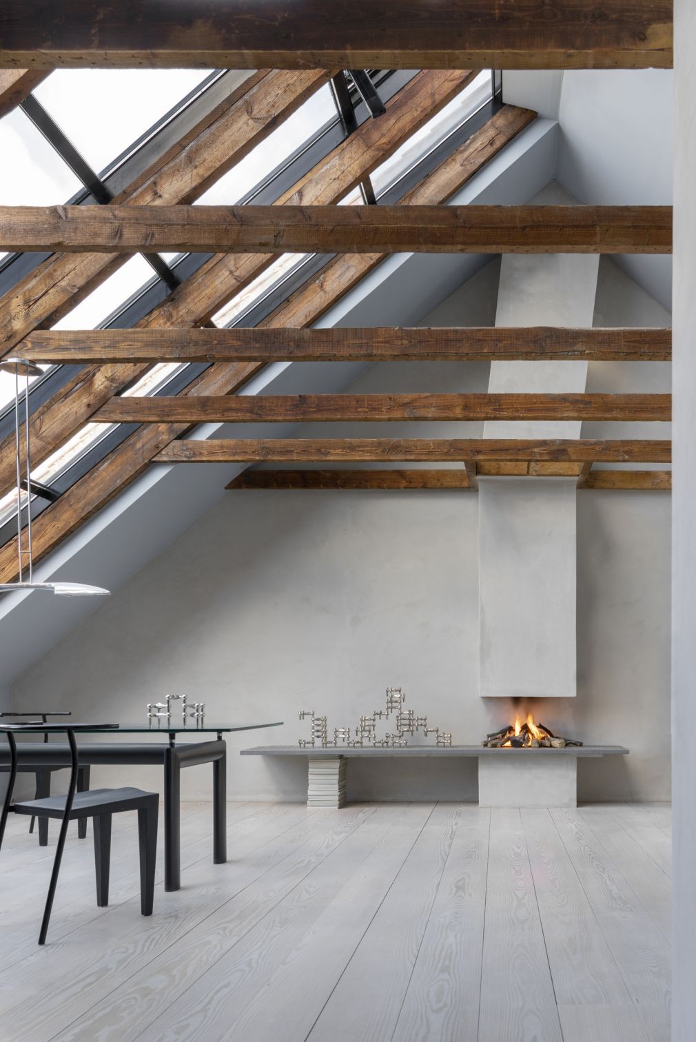 Helle Raumansicht mit Chrom Kerzenständer 3er Set als Tischdeko und Kaminfeuer.