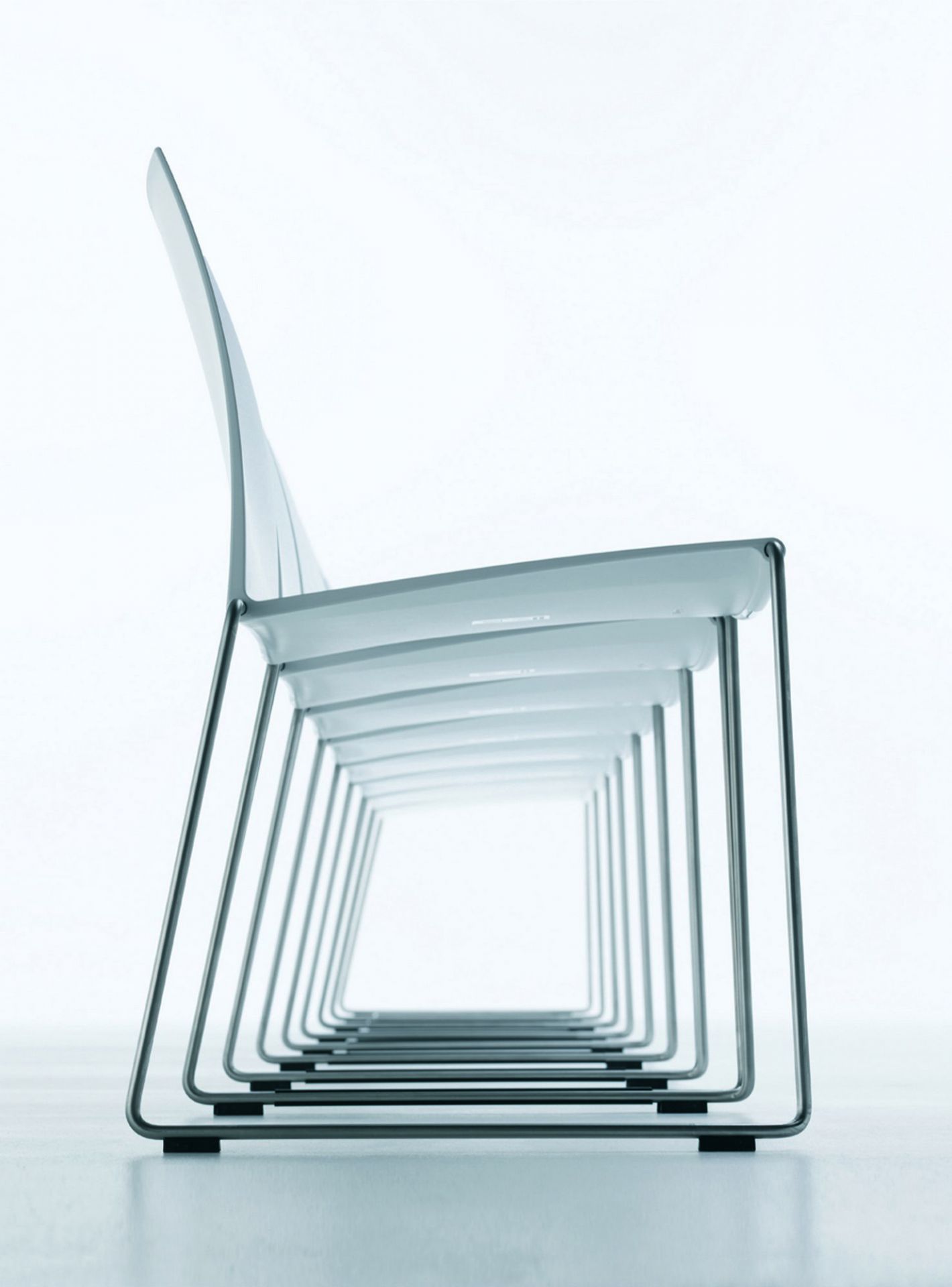 Reihe von weißen M1 Stühlen von MDF Italia, minimalistisches Design, stapelbar, für Büro und Wohnen.