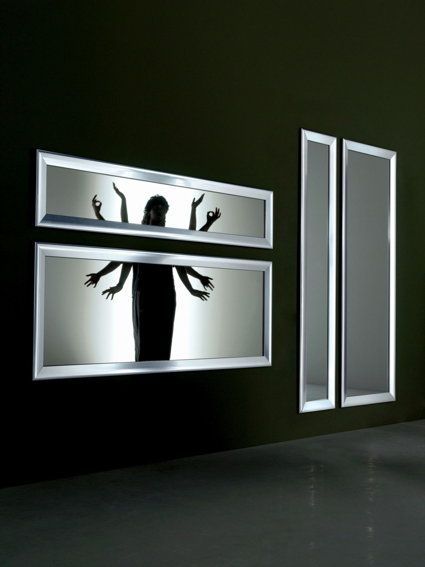 Yume Spiegel mit Rahmen von Casamania Horm, zwei horizontale und zwei vertikale Wandspiegel mit Reflexion.