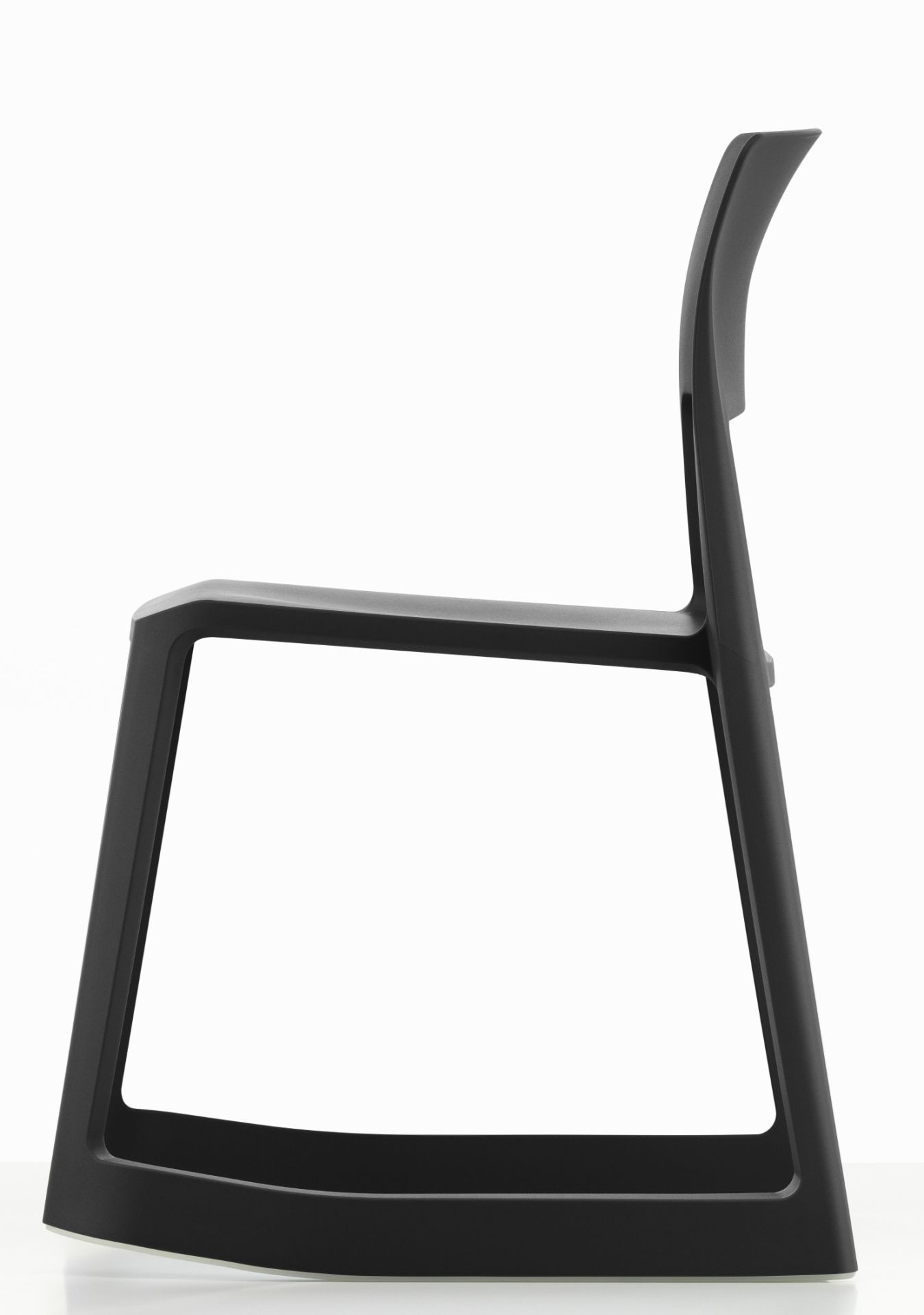 Seitenansicht des schwarzen Tip Ton RE Stuhls von Vitra, ein moderner Kunststoffstuhl für Büro und Zuhause.