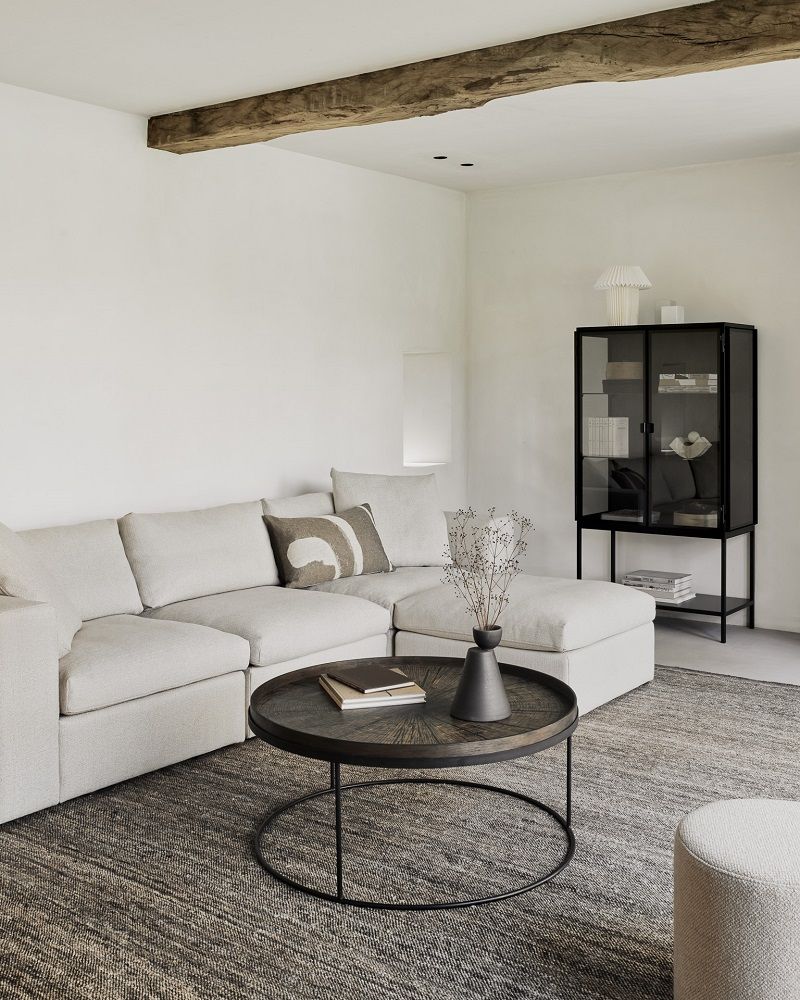 Wohnzimmer mit Mellow Polsterhocker in Off White, Eco Stoff von Ethnicraft und passendem Hocker.