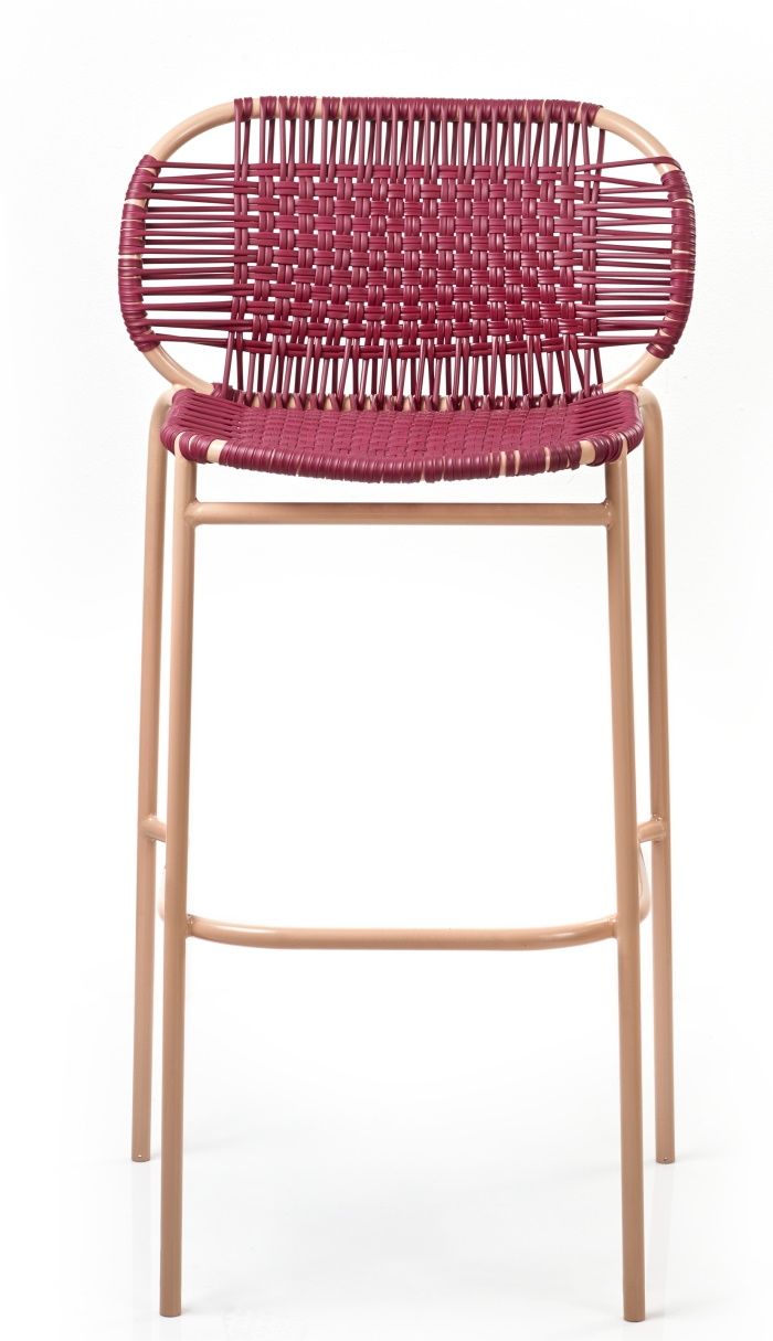 Cielo Barstool: Roter Outdoor Barhocker mit pink sandfarbenem Gestell und geflochtener Sitzfläche.