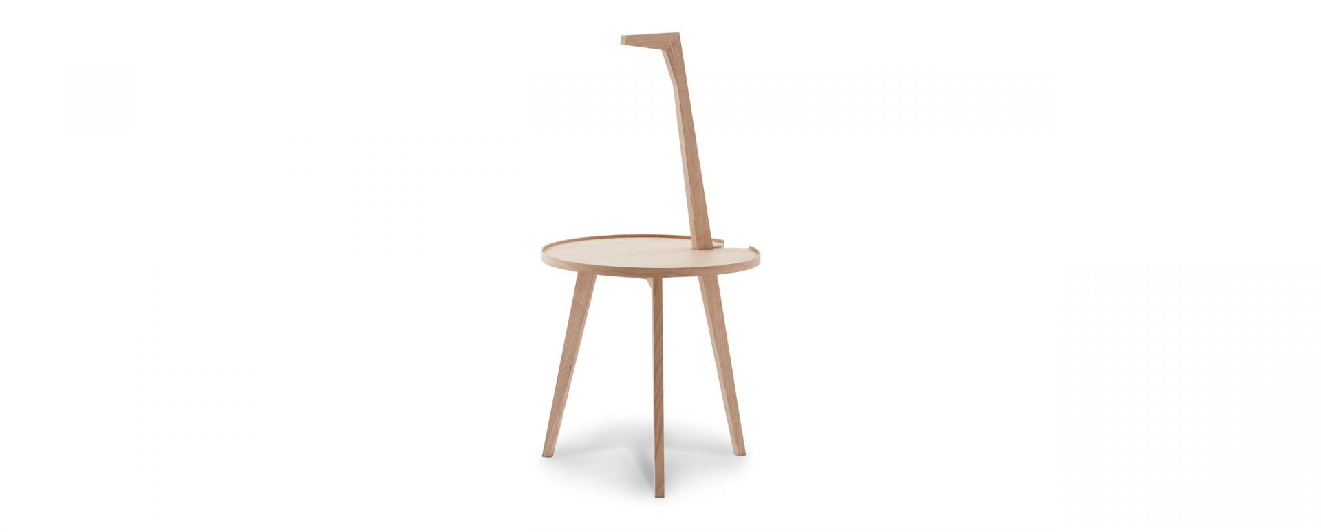 Cicognino Beistelltisch von Cassina aus hellem Holz mit drei Beinen und Griff.