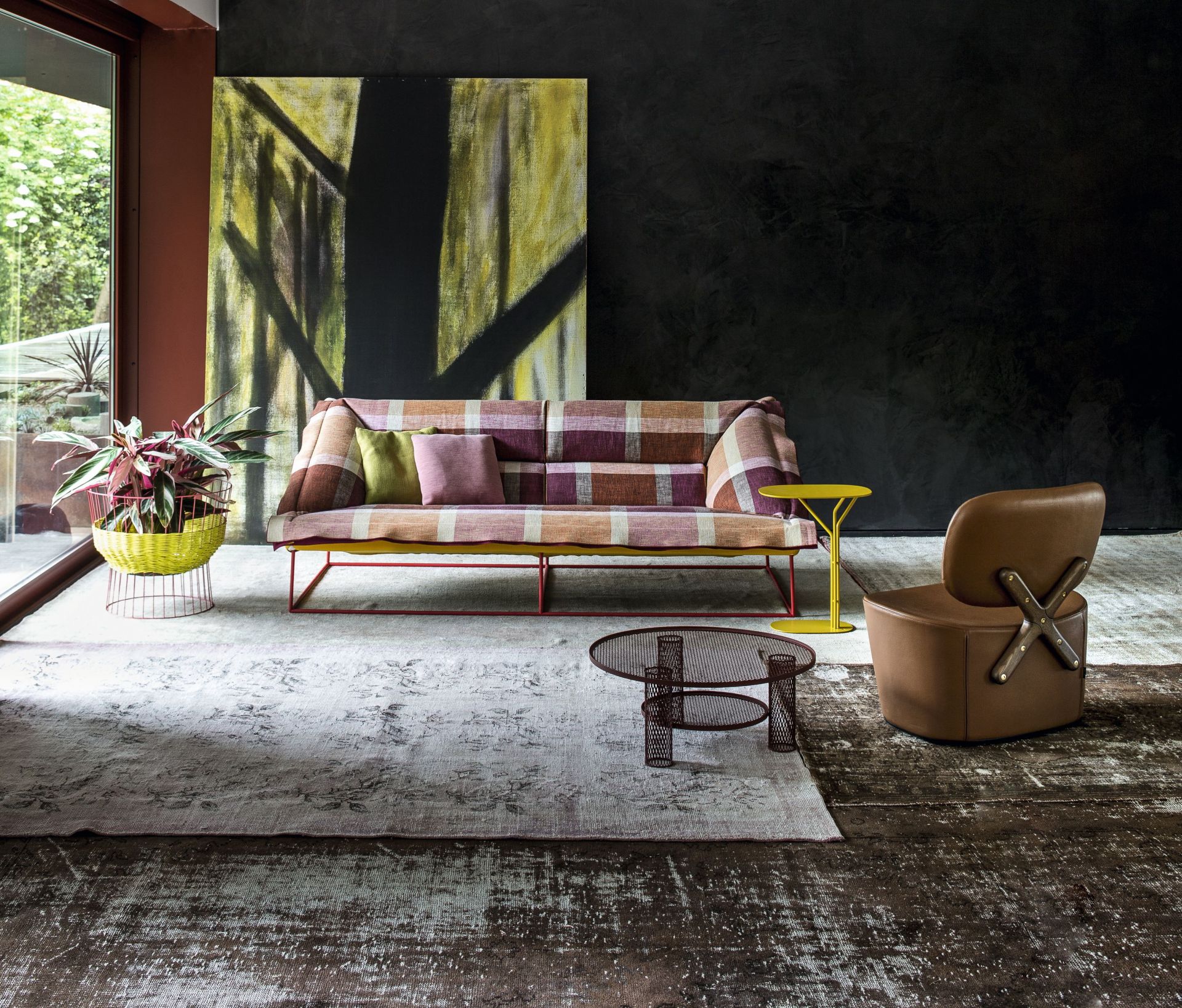 Wohnzimmer mit Sofa, Sessel und Moroso Net Beistelltisch groß aus Metall in braun.