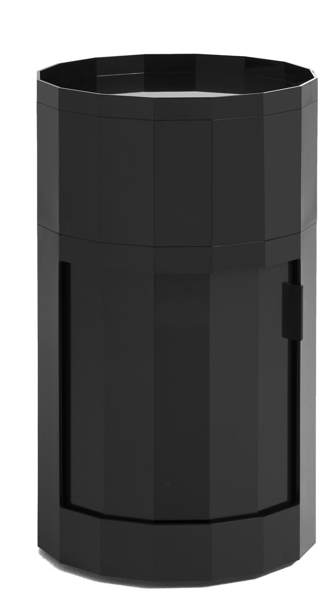 Schwarzer Facet Cabinet von Hay, ein moderner Stauraumschrank mit facettenreicher Oberfläche.