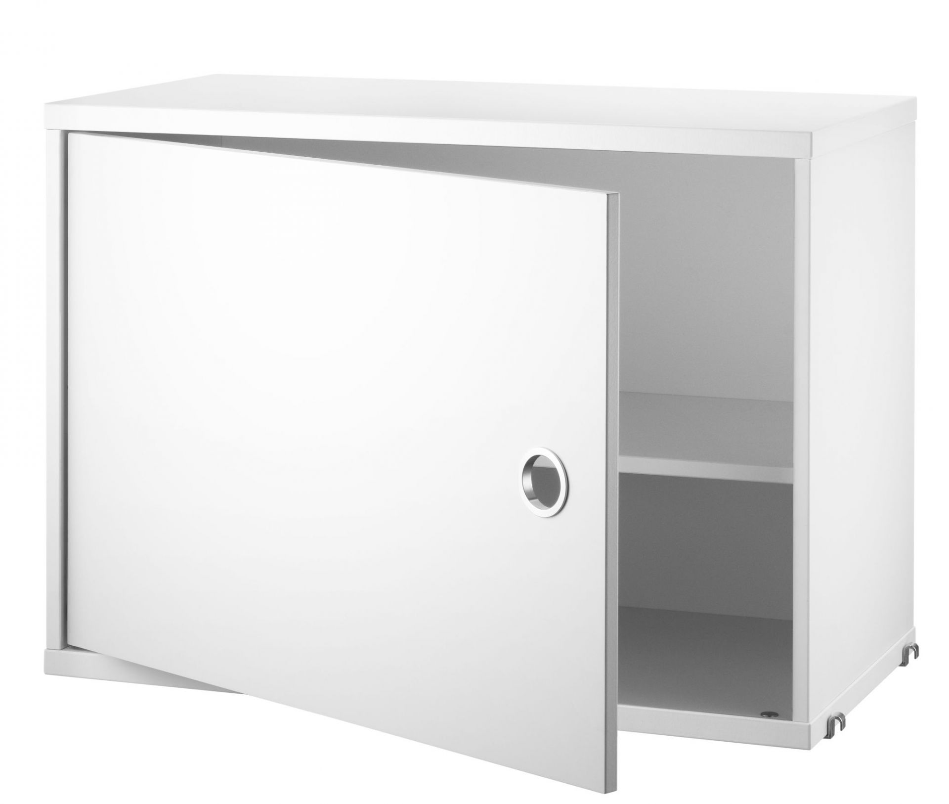 Weißes String Furniture Schrankelement mit Schwenktür, teilweise geöffnet, zeigt Innenraum mit Regalboden.
