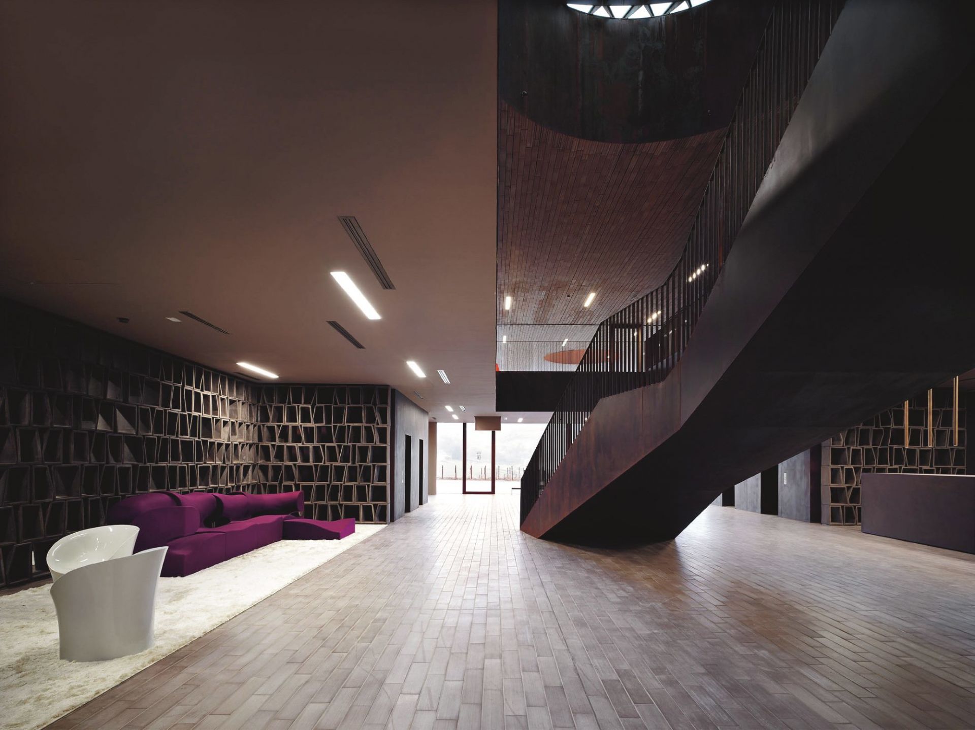 Weißer Moon Sessel aus Polyethylen von Moroso in modernem Interieur mit lila Sofa.