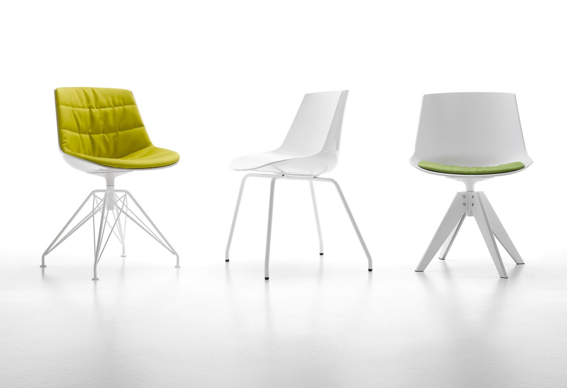 Drei Flow Chair Stühle von MDF Italia in Weiß mit unterschiedlichen Kufengestellen und Sitzkissen.