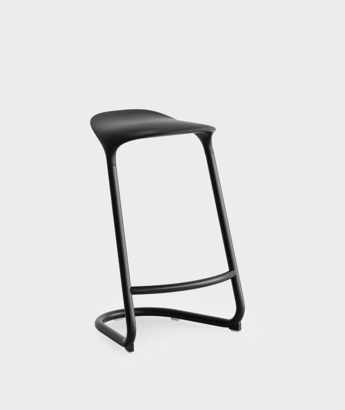 Schwarzer Cross Freischwinger-Hocker von La Palma: Moderner Barhocker für Indoor-Bereiche mit Fußstütze.