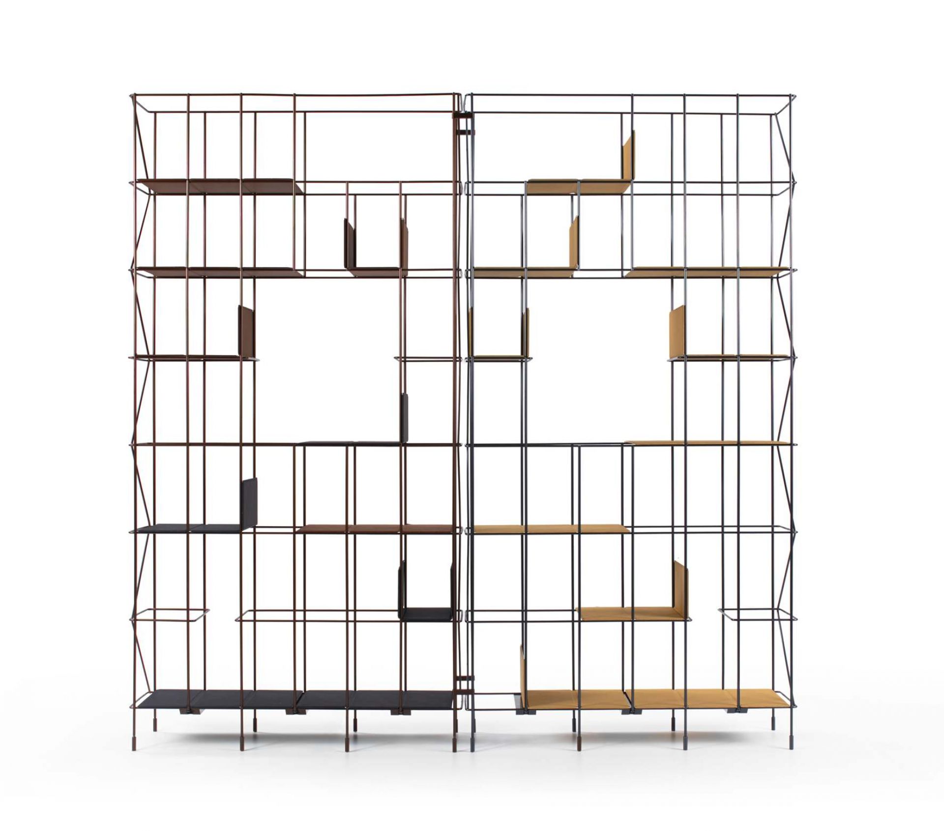 Modernes Network Bücherregal von Casamania Horm mit Metallgestell und Holzregalböden.