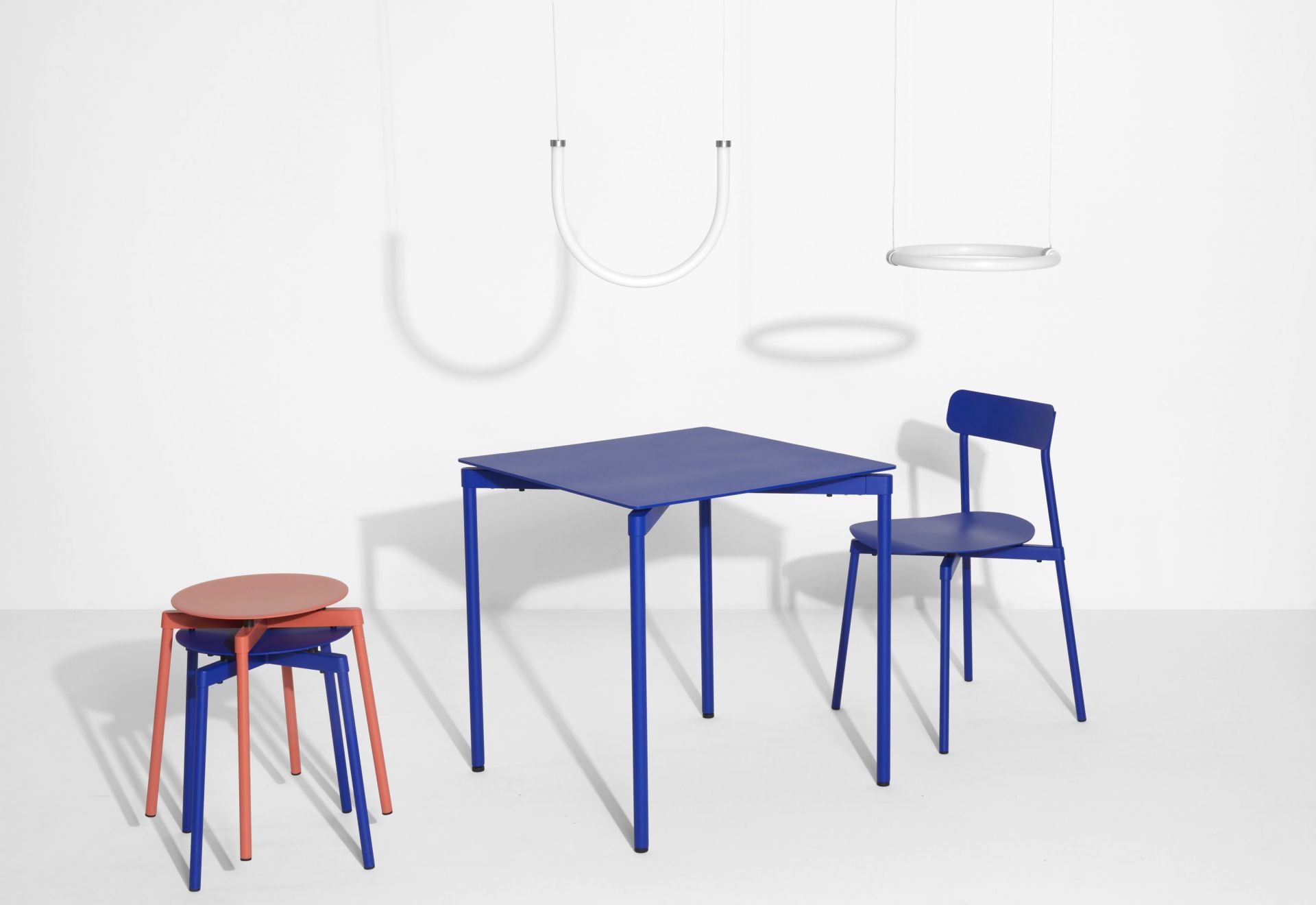 Braunroter Fromme Stool Hocker von Petite Friture, minimalistisches Design, ideal als Sitzhocker oder Beistelltisch.