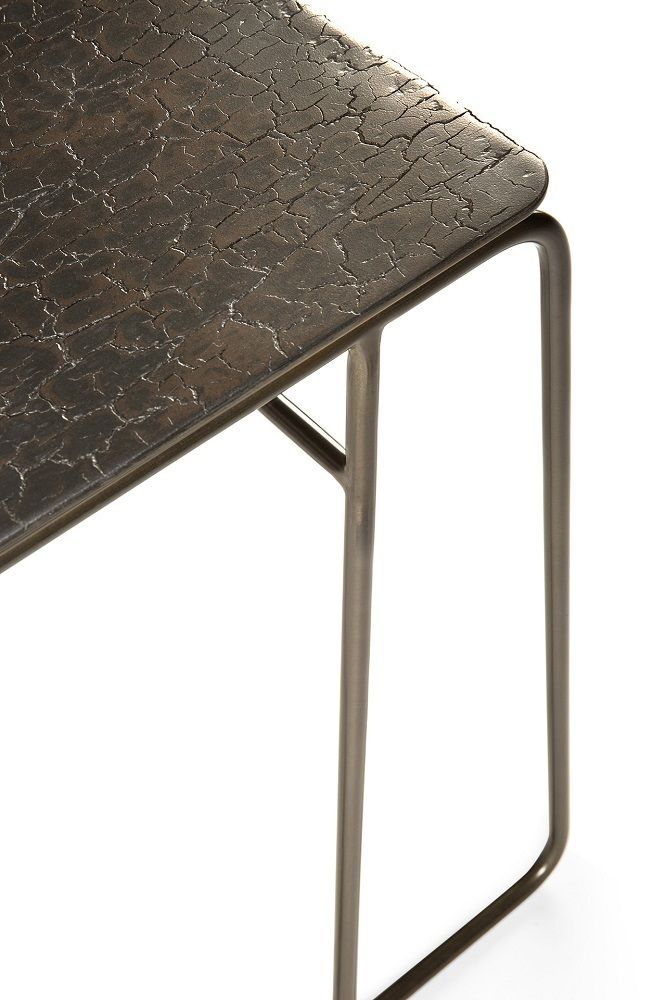 Detailaufnahme des Ethnicraft Ellipse Beistelltisches in Umber mit markanter Tischplattenstruktur und Metallgestell.