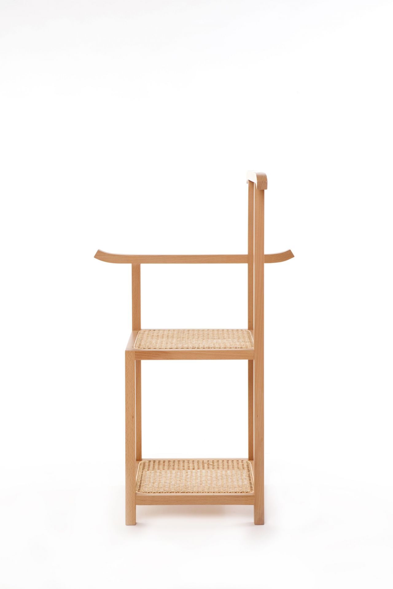 Majordomo Stuhl von Wiener GTV Design: Holzstuhl mit Wiener Geflecht und integriertem Kleiderständer.