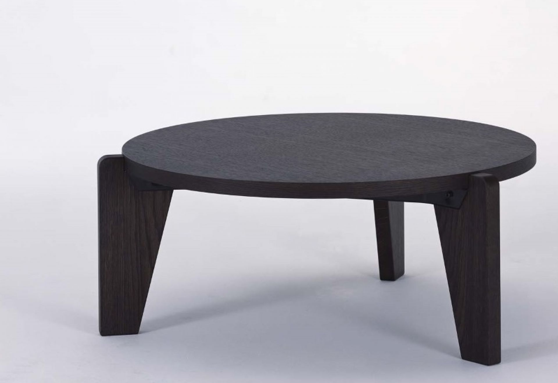 Dunkler, runder Gueridon Bas Tisch von Vitra aus Holz, Ansicht von der Seite.