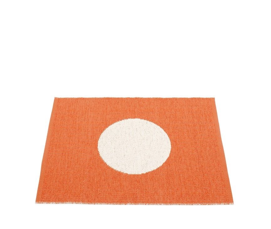Vera Small One Pappelina Kunststoffteppich in Orange, 70x90 cm, mit großem weißen Punkt in der Mitte.