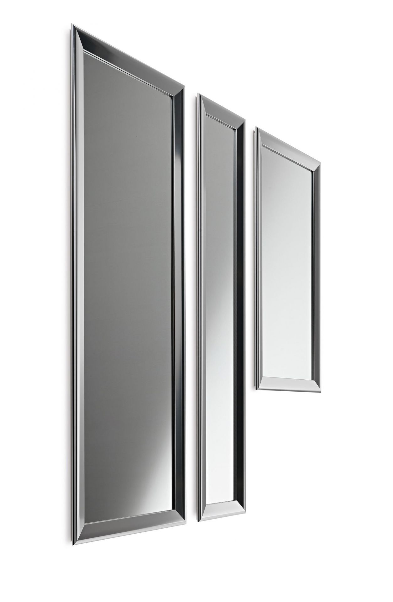 Yume Spiegel von Casamania Horm, drei rechteckige Wandspiegel mit schmalem, silberfarbenem Rahmen im modernen Design.