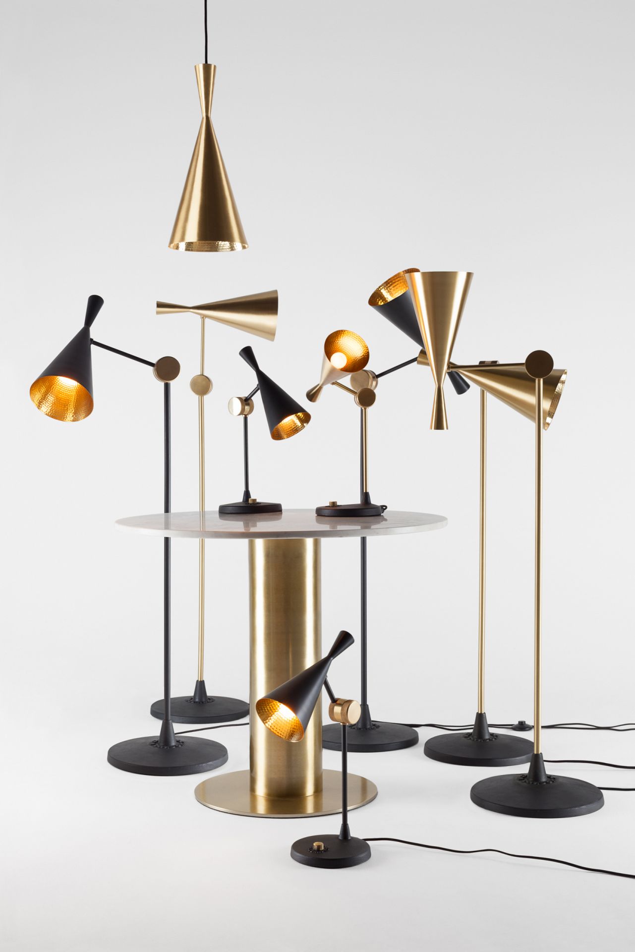 Verschiedene Tom Dixon Beat Stehleuchten in Gold und Schwarz, Kegelform, modernes Design.