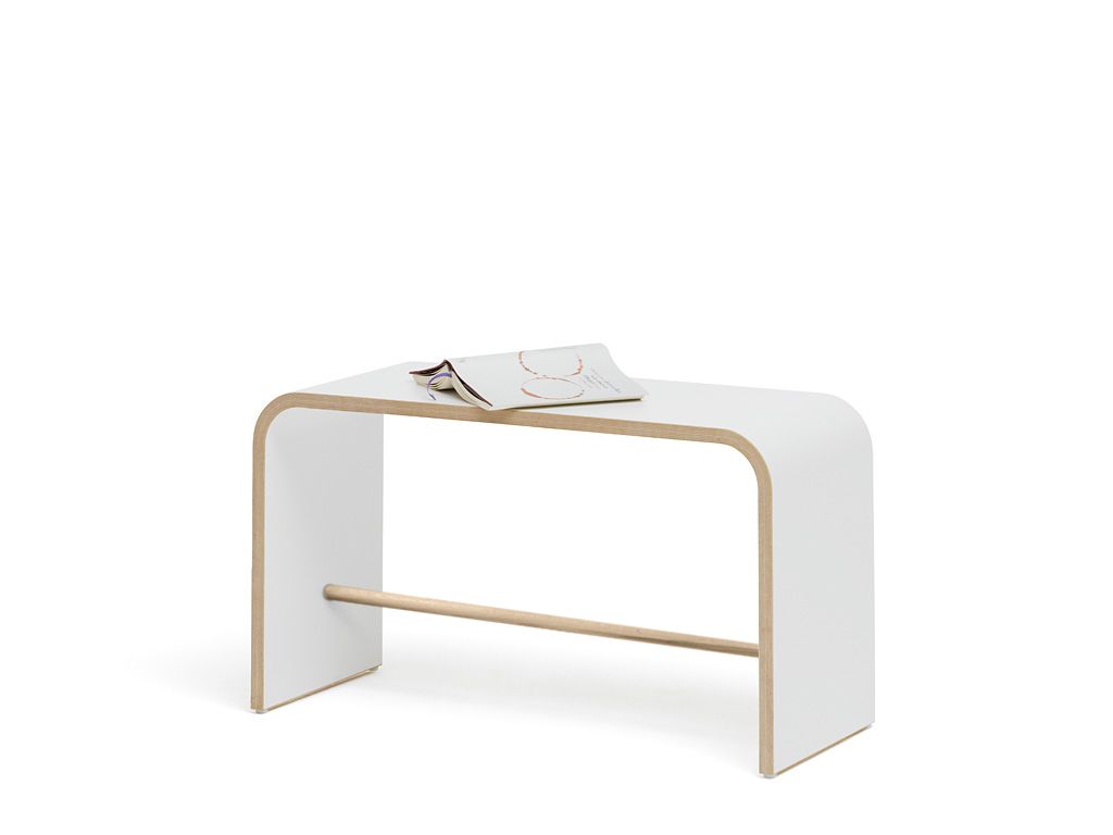 Weißer Sit Hocker von Tojo mit Buch, minimalistisches Design, Sitzmöbel für Wohnzimmer und Büro.
