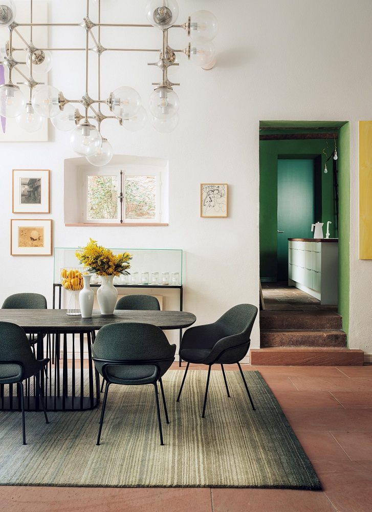 Theia Armchair High Sessel von Freifrau Manufaktur in stilvollem Esszimmer mit modernem Design.