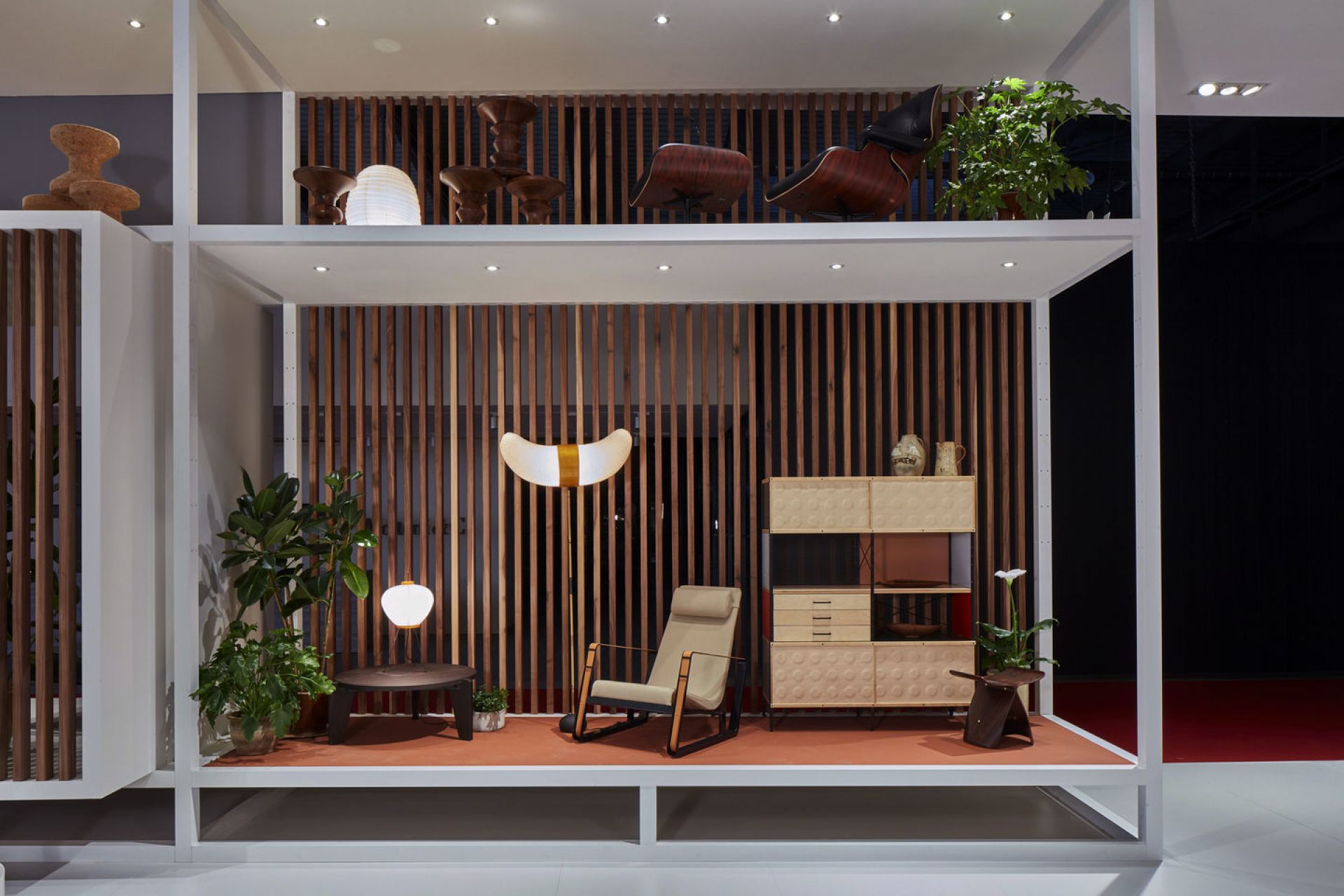 Ausstellungsraum mit Vitra Möbeln, darunter ein Butterfly Stool Hocker aus Palisanderholz.