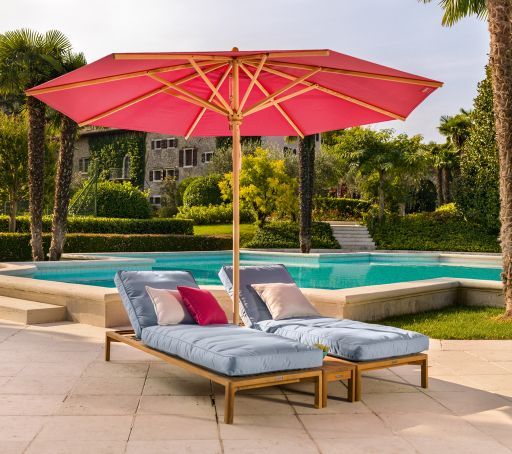 New Hampton Sonnenliege von Weishäupl im Outdoor-Bereich mit Pool und Sonnenschirm.