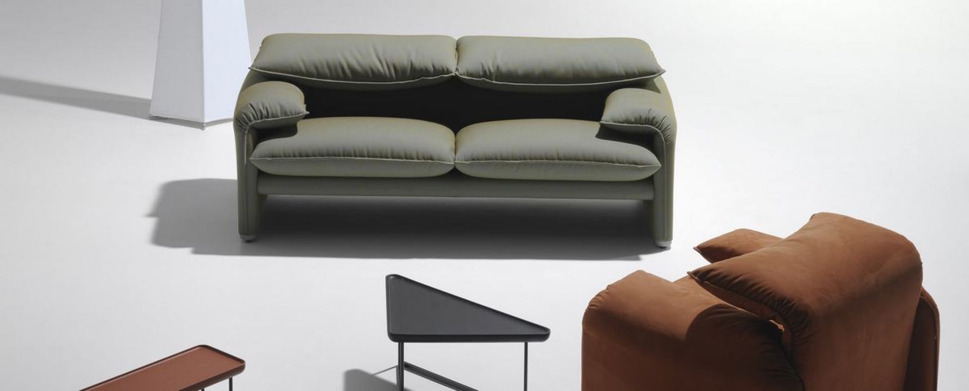 675 Maralunga Sofa Zweisitzer von Cassina in Olivgrün, modernes Design Sofa für Wohnzimmer.