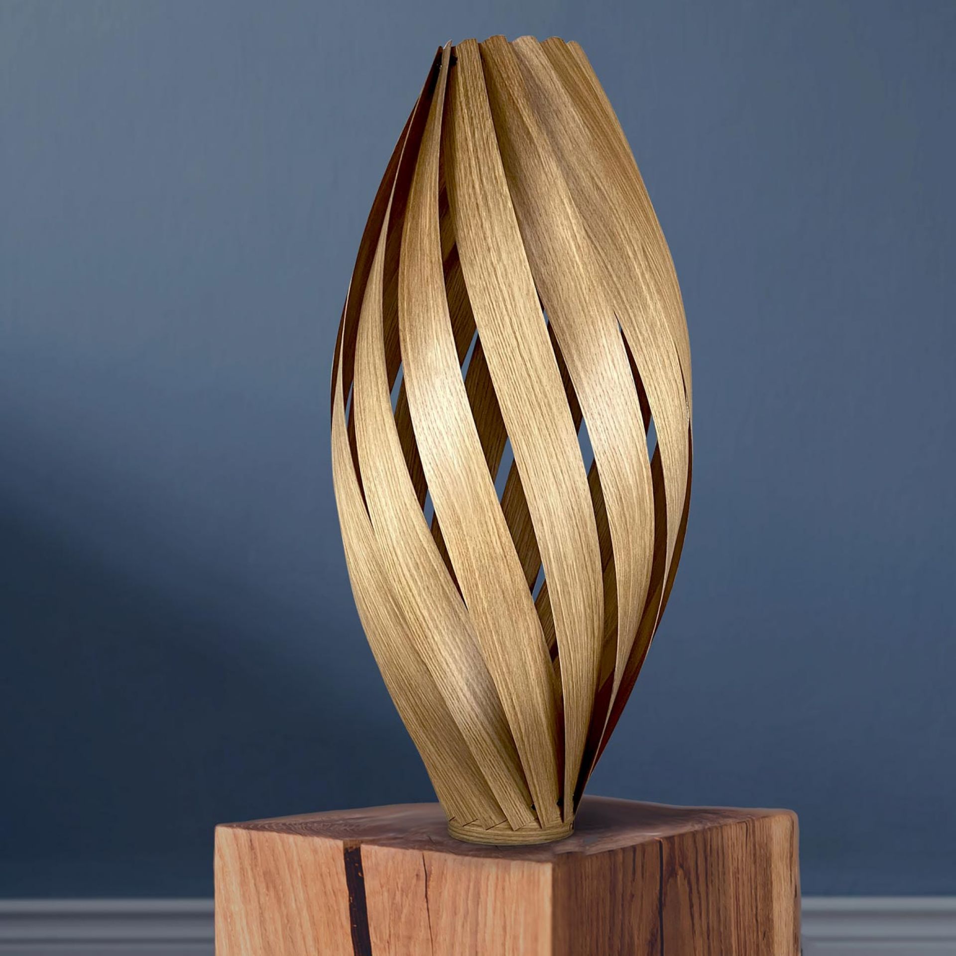 Ardére Stehleuchte aus Eiche, H70 cm, mit modernem Design und warmem Licht.