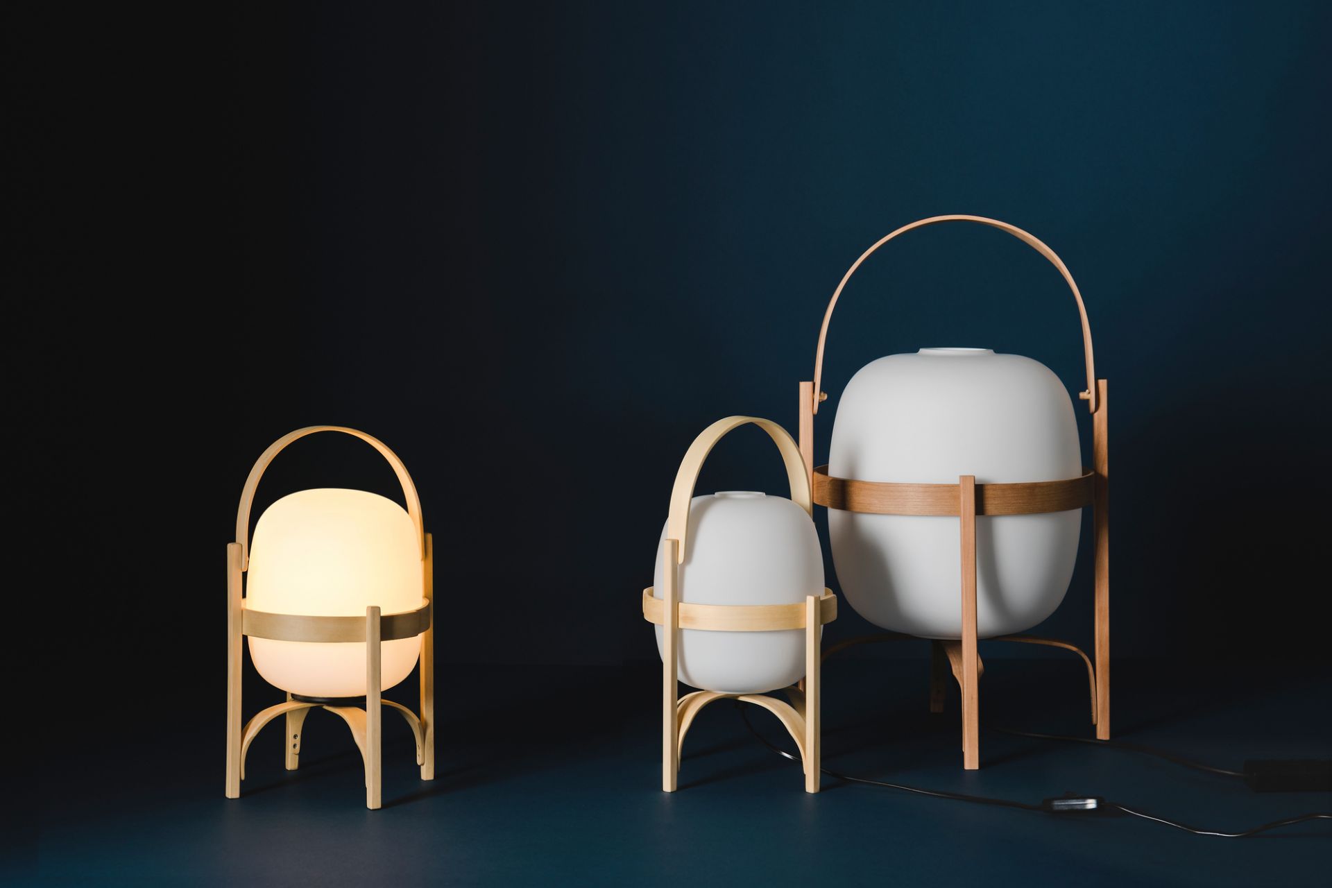 Drei Cestita Tischleuchten von Santa & Cole mit Opal Kunststoffschirm und Holzgestell.