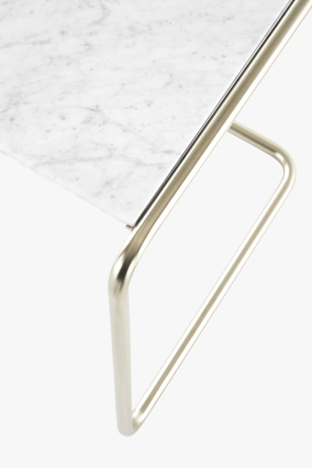 Detailaufnahme des Thonet B97 Beistelltisches mit Marmorplatte und verchromtem Stahlrohrgestell.