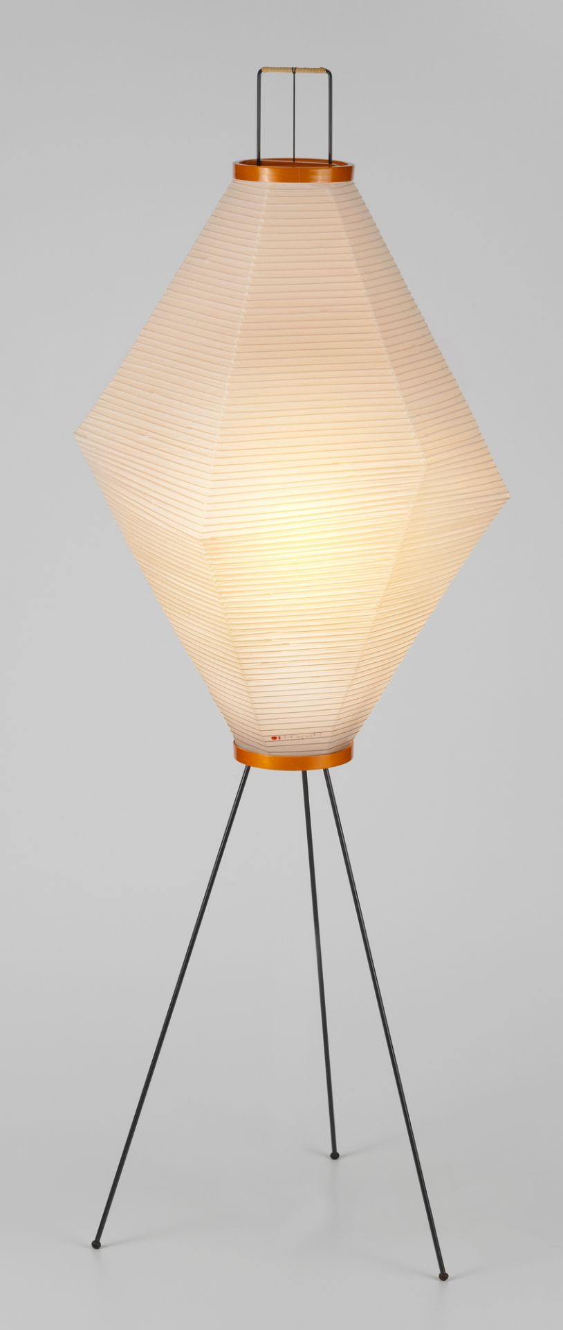 Akari Stehleuchte mit Papierlampenschirm und filigranem, schwarzem Dreibein-Stativ. Design Leuchte für Wohnräume.